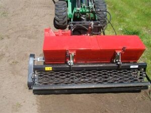 AVANT Overtopfrees met zaaimachine